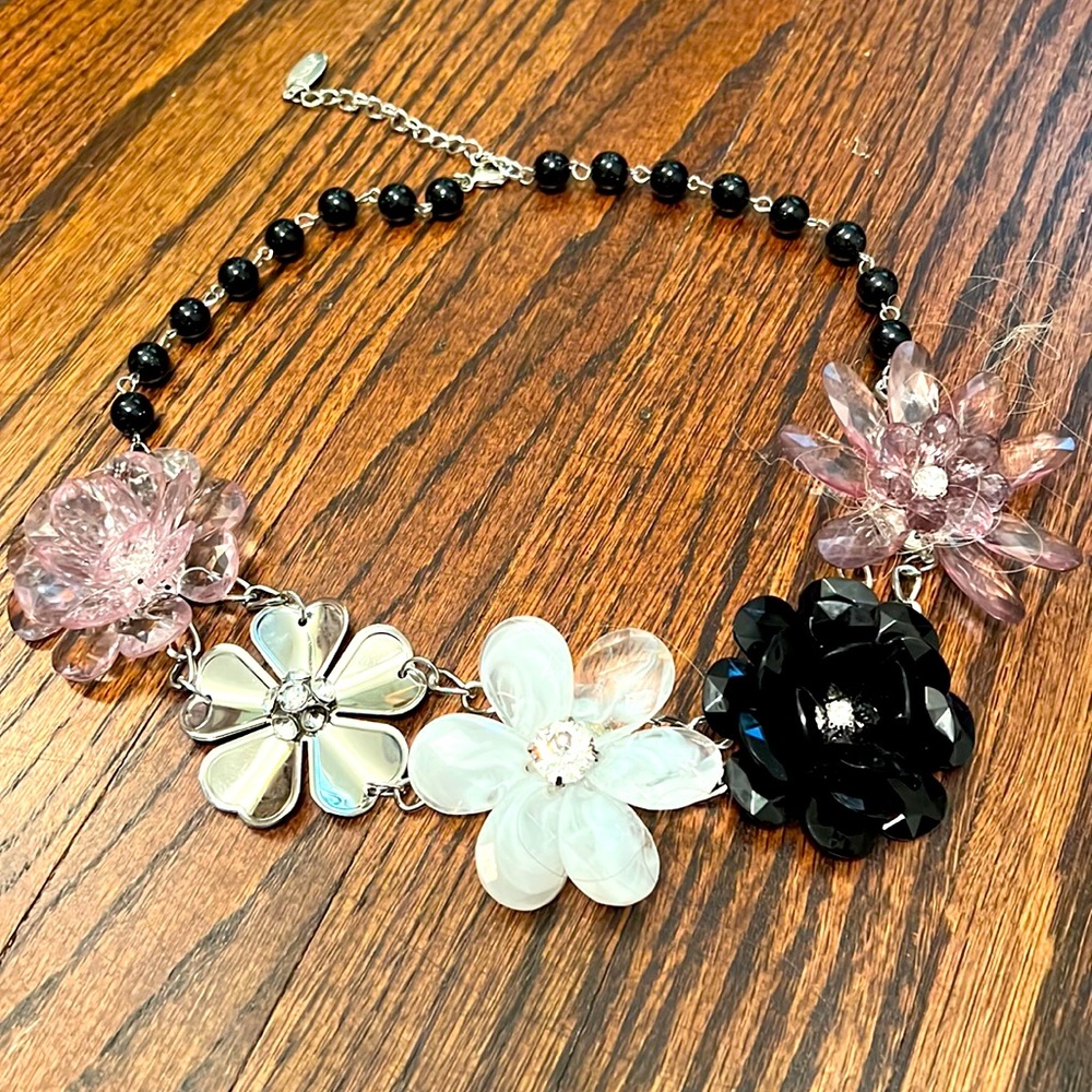 5 flower black and white chunky necklace